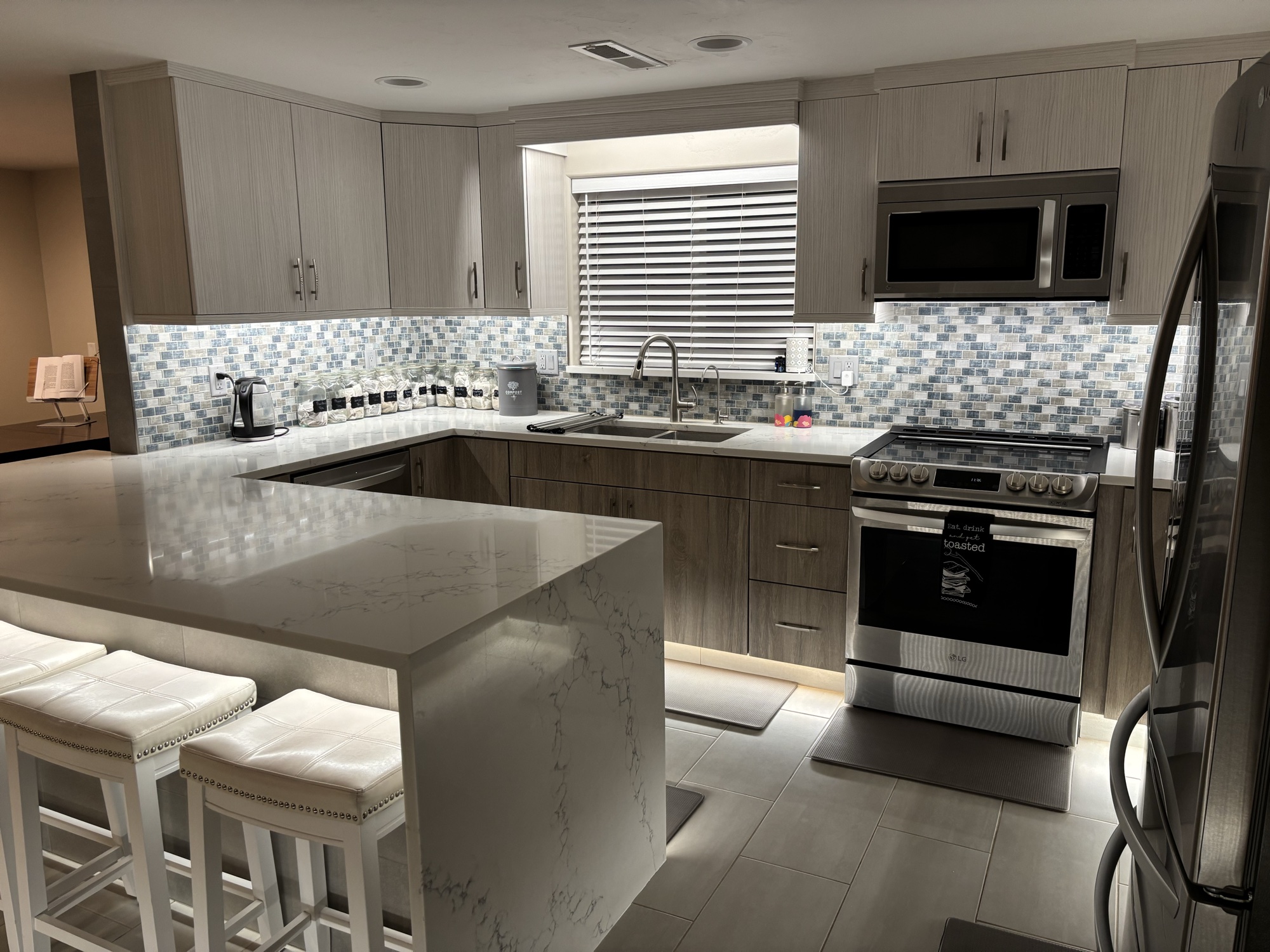 Kitchen with clean, glare-free under-cabinet lighting installed by AV Contracting